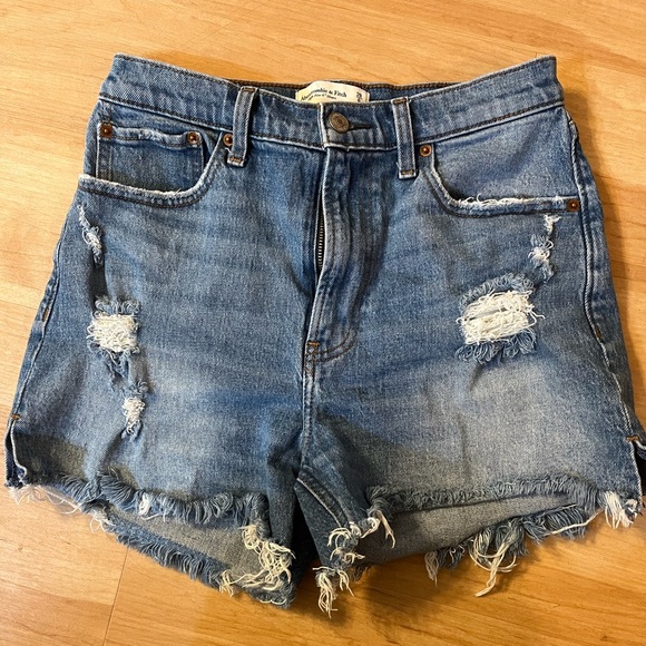 Size 28 Abercrombie jean shorts - Picture 1 of 3